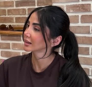 آتنا, 28 — Sugar Baby in İsfahan